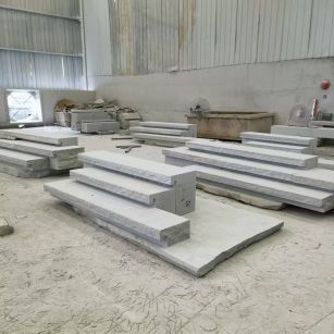 内江 整石台阶（大面火烧+侧面自然面），出货前厂内拼装