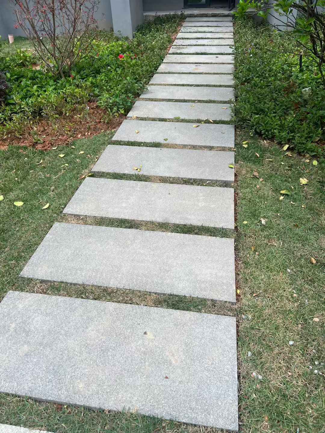 内江 芝麻黑小区踏步、汀步石铺装效果