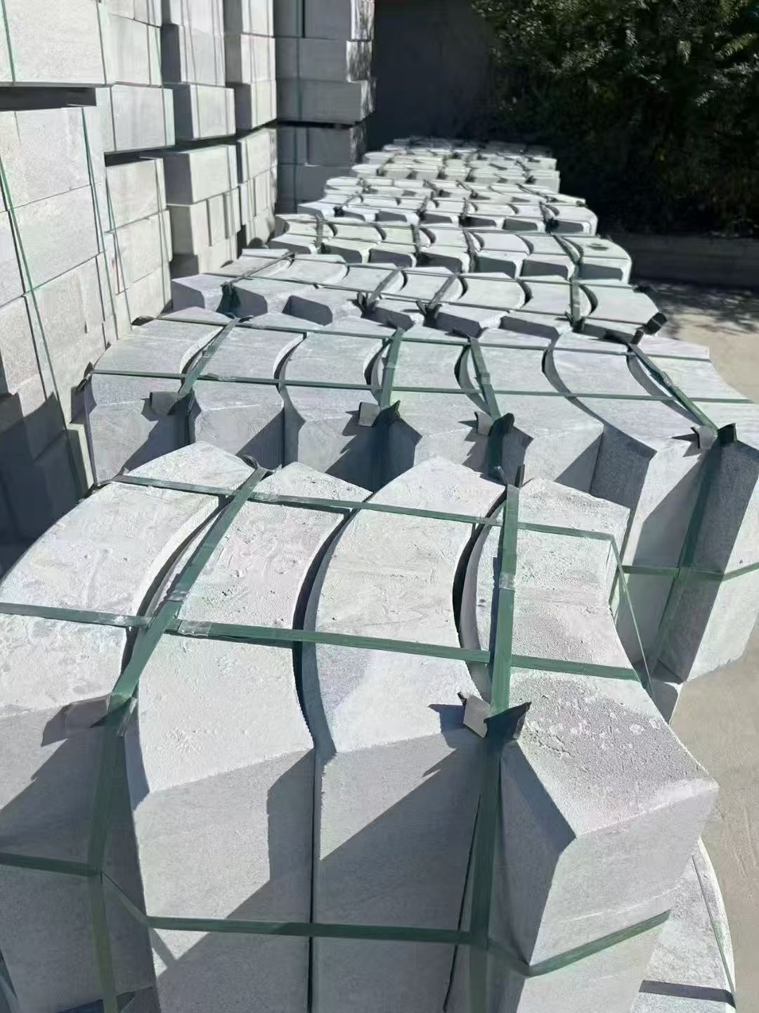 内江 芝麻灰弧形路沿石