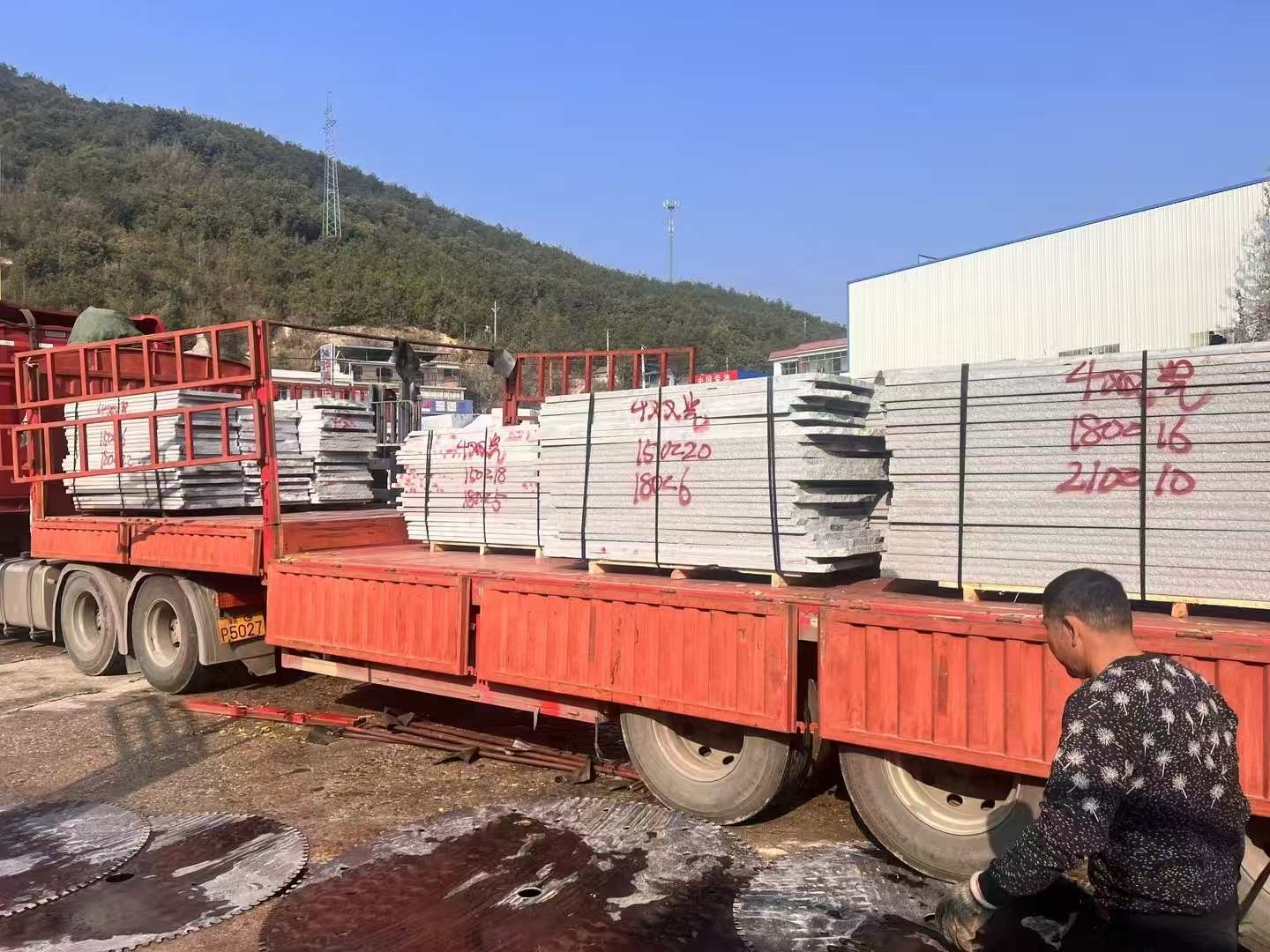 内江 芝麻灰花岗岩光面毛板出货日常